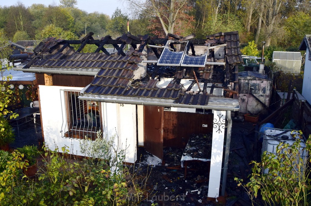 Feuer 1 brannten 3 Lauben Koeln Fuehlingen Kriegerhofstr P063.JPG - Miklos Laubert